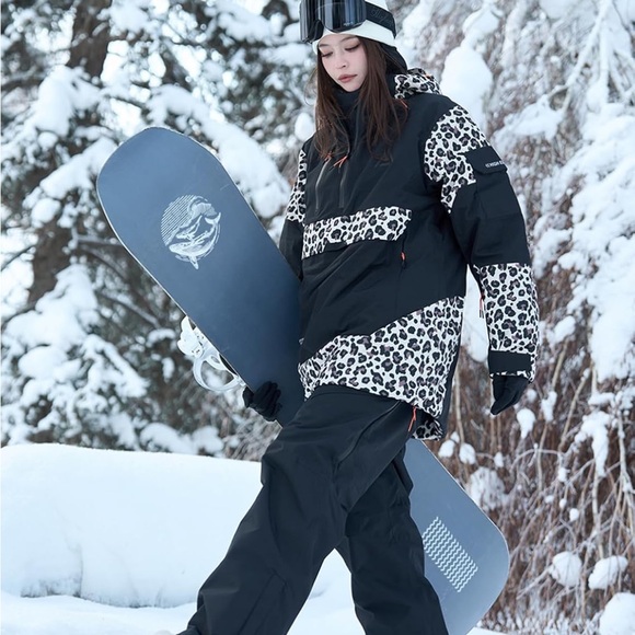 Women's Black and White Snow Jacket snowboard ski - Picture 3 of 4